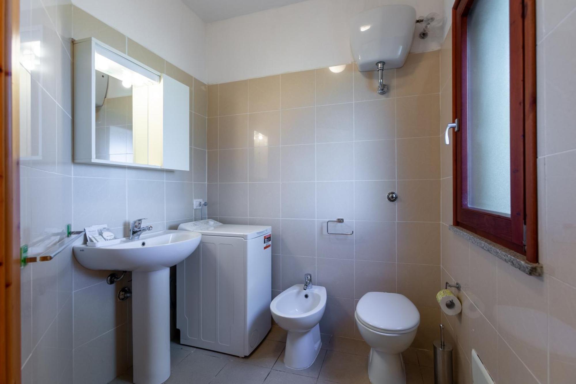 Porto Pino, Garden And Pool Holiday home *