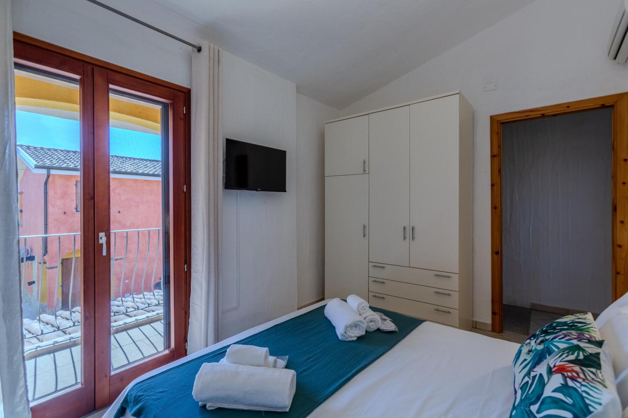 Vakantiehuis Porto Pino, Garden And Pool