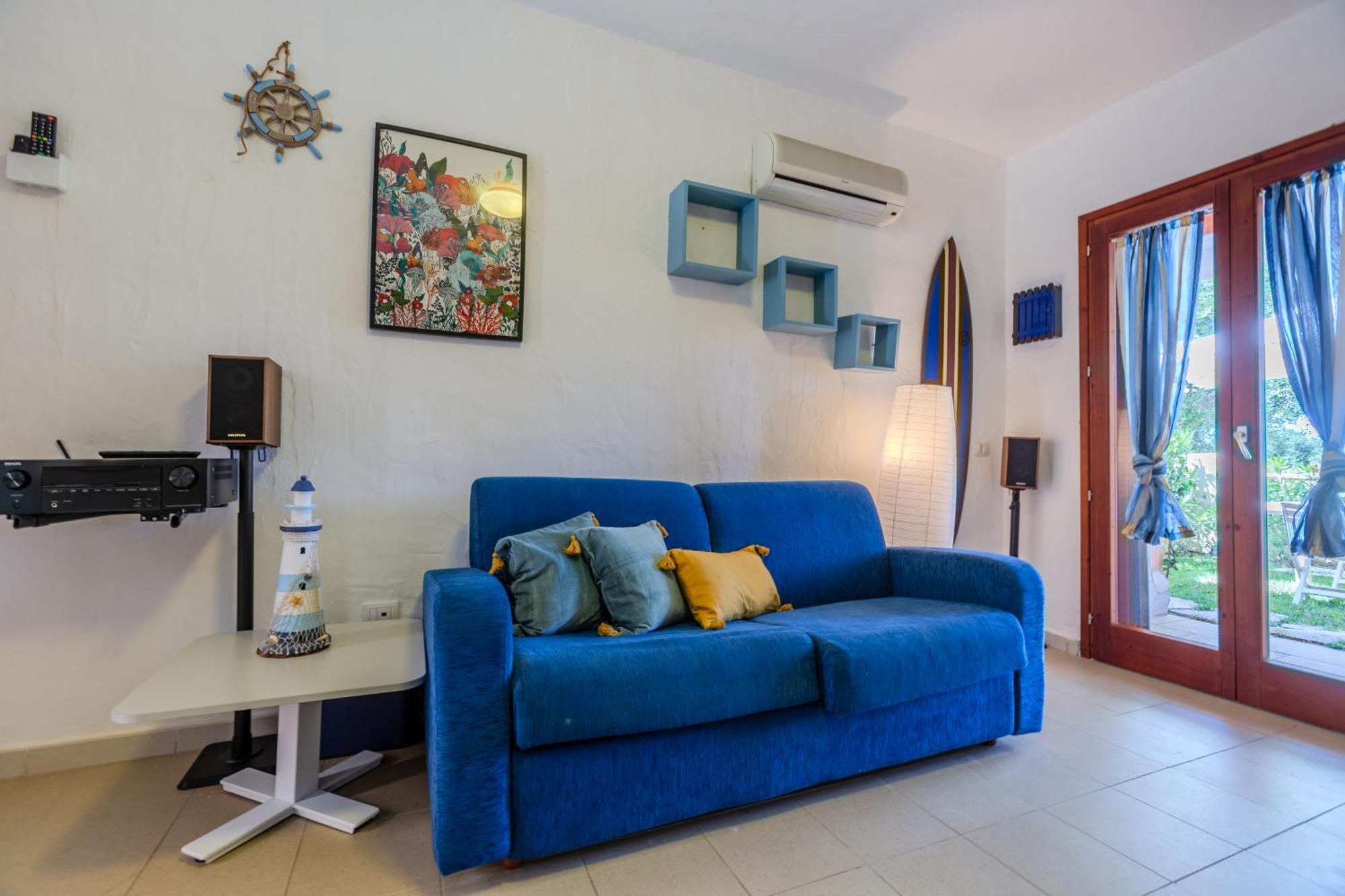 Porto Pino, Garden And Pool Holiday home *