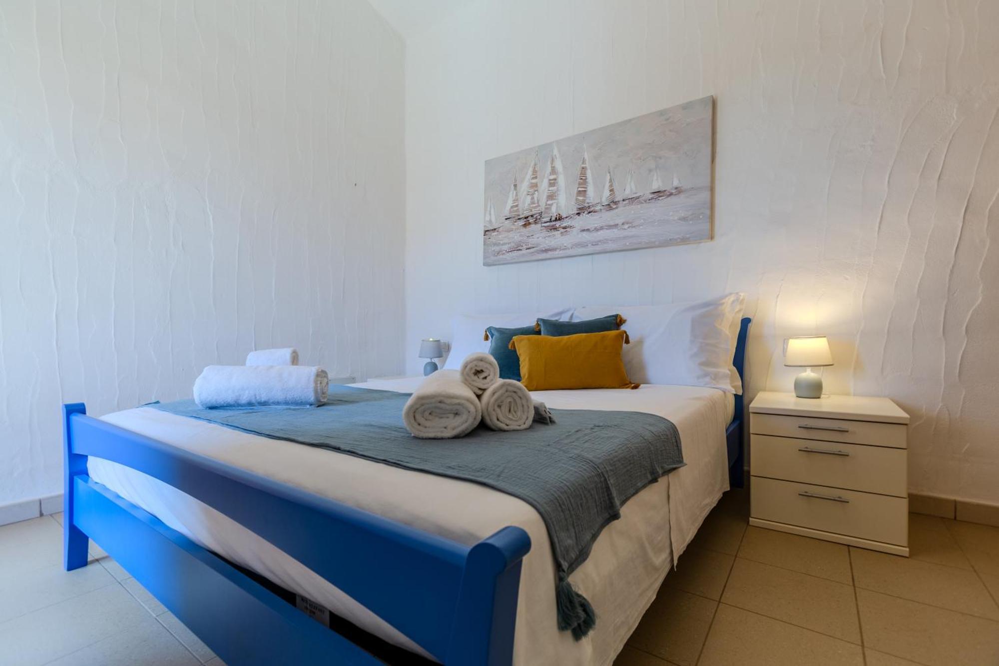 Porto Pino, Garden And Pool Holiday home